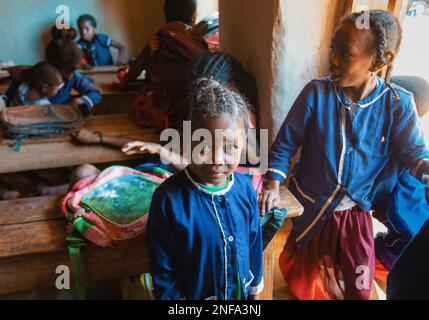 Vohitsaoka, Ambalavao, Madagaskar - November 17. 2022: Glückliche madagassische Schulkinder im Klassenzimmer. Der Schulbesuch ist obligatorisch, aber viele Stockfoto