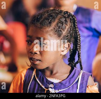 Vohitsaoka, Ambalavao, Madagaskar - November 17. 2022: Frohes Mädchen der madagassischen Schule, Schüler im Klassenzimmer. Der Schulbesuch ist obligatorisch, aber viele sind nicht verpflichtet Stockfoto