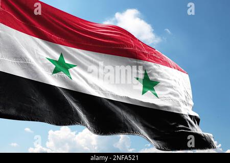 3D Illustration einer syrischen Nationalflagge, die am Himmel mit einem Abschneideweg wackelt. Stockfoto