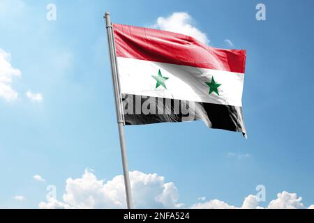 3D Illustration einer syrischen Nationalflagge, die am Himmel mit einem Abschneideweg wackelt. Stockfoto