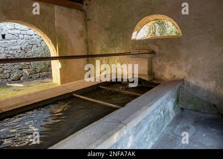 Blick auf das Waschhaus in der Kleinstadt Mazaugues im Departement Var, am östlichen Ende des Sainte-Baume-Massivs, in der Provence reg Stockfoto