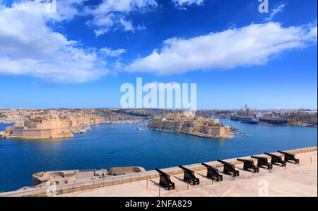 Der große Hafen und Saluting Battery in Valletta, Hauptstadt von Malta: Blick von den oberen Barrakka-Gärten der drei Städte. Stockfoto