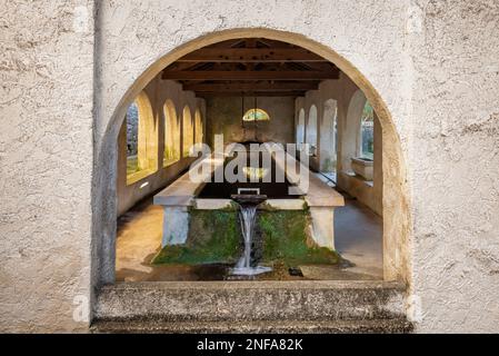 Blick auf das Waschhaus in der Kleinstadt Mazaugues im Departement Var, am östlichen Ende des Sainte-Baume-Massivs, in der Provence reg Stockfoto