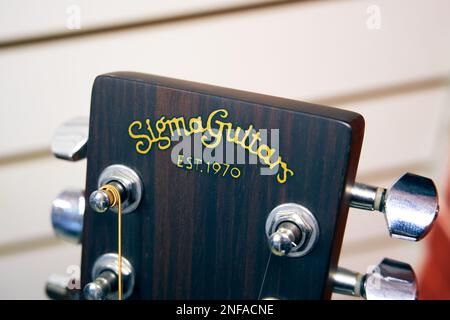 Kopfstock einer Akustikgitarre, hergestellt von Sigma Guitars, Nahaufnahme Stockfoto
