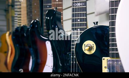 Elektrische Gitarren in einem Musikgeschäft zeigen Nahaufnahmen Stockfoto