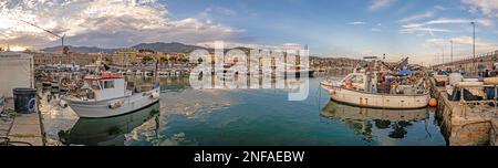 Panorama über den Hafen der italienischen Stadt San Remo bei Sonnenaufgang im Sommer Stockfoto