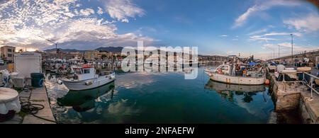 Panorama über den Hafen der italienischen Stadt San Remo bei Sonnenaufgang im Sommer Stockfoto