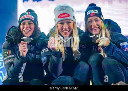 Méribel, Frankreich 20230216.von links: Federica Brignone, Italien, Mikaela Shiffrin, USA und Ragnhild Mowinckel, Norwegen während der Medaillenzeremonie nach dem riesigen Frauenslalom bei den Alpenweltmeisterschaften in Méribel, Frankreich. Foto: Lise Aaserud/NTB Stockfoto