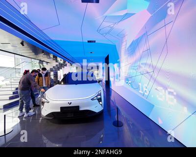 PEKING, CHINA - 17. FEBRUAR 2023 - Besucher sehen den ROBO-01 Moon Exploration Autoroboter, das erste Produkt von JIDU, in Peking, China, 17. Februar, 2023. Stockfoto