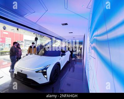 PEKING, CHINA - 17. FEBRUAR 2023 - Besucher sehen den ROBO-01 Moon Exploration Autoroboter, das erste Produkt von JIDU, in Peking, China, 17. Februar, 2023. Stockfoto