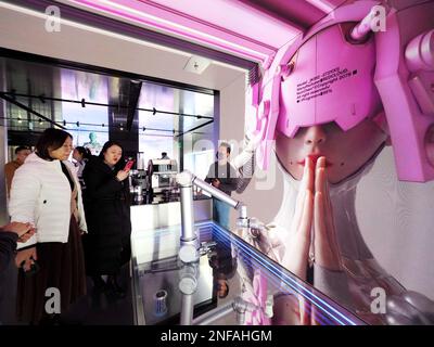 PEKING, CHINA - 17. FEBRUAR 2023 - Besucher beobachten einen intelligenten Roboter beim Kaffeekochen in Peking, China, 17. Februar 2023. Der Jidu ROBOVERSE Sanli Stockfoto