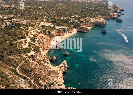 Praia da Marinha Beach von oben, Luftfoto der Küste der Algarve, Portugal Stockfoto