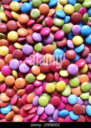 Farbenfrohe Schokoladenbonbons im Vollformat Stockfoto