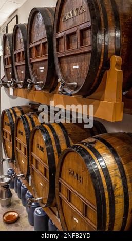 Holzfässer mit Hähnen und Garnacha-, Schwarz-, Weiß-, Muskatell-, Rancio- oder Ponto-Wein Stockfoto