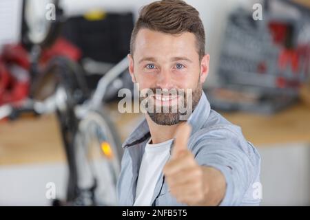 Glückliche Menschen in Bike shop Stockfoto
