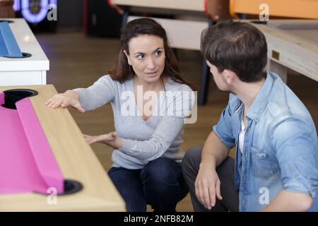 Ein Paar wählt einen Tisch im Möbelgeschäft aus Stockfoto