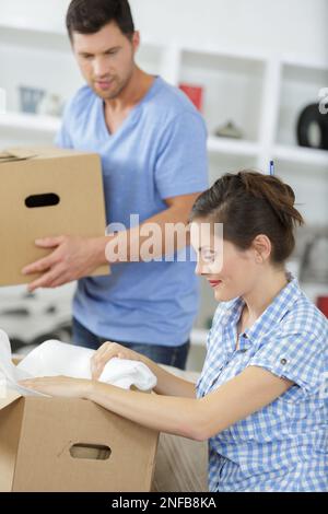 Paarweise Verpackung oder Auspacken von Kartons Stockfoto