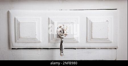 Klassischer Holzschrank mit offener Schublade. Stockfoto