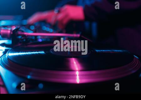 Club-dj spielt Musik auf einer Tanzparty. Hintergrund: Discjockey mischt Schallplatten im Nachtclub Stockfoto