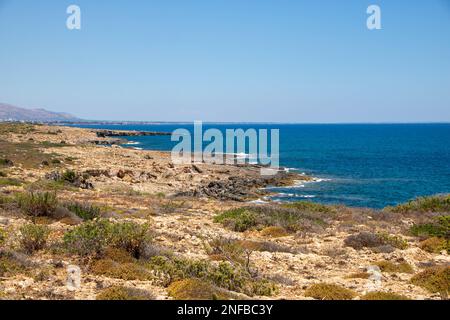 Der Weg zwischen Meer und Lagune im Vendicari Naturreservat Wildlife Oase, zwischen Noto und Marzamemi, Sizilien, Italien Stockfoto