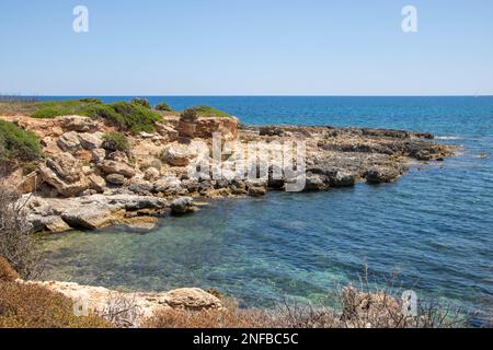 Der Weg zwischen Meer und Lagune im Vendicari Naturreservat Wildlife Oase, zwischen Noto und Marzamemi, Sizilien, Italien Stockfoto