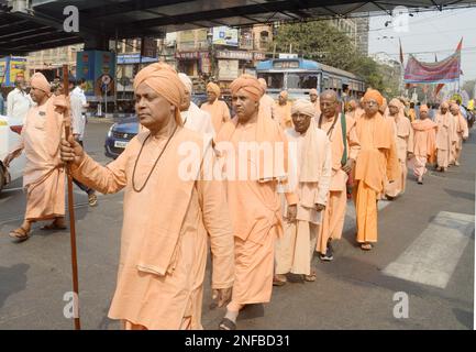 Nicht exklusiv: 16. Februar 2023, Kolkata, Indien: Hindu-Mönche auf dem Rücken nehmen an einer Prozession anlässlich der Feier von Maha Shiv Ratri Teil Stockfoto