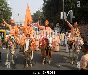 Nicht exklusiv: 16. Februar 2023, Kolkata, Indien: Hindu-Mönche auf dem Rücken nehmen an einer Prozession anlässlich der Feier von Maha Shiv Ratri Teil Stockfoto