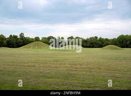 Indianische Hopewell-Kultur prähistorische Grabhügel der Erdwerke im Mound City Park Ohio. Alte kreisförmige Hügel und lange Hügel in Folge. Stockfoto