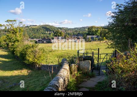 Fußweg zur White Nancy auf Kerridge Hill über Bollington, Cheshire, England. Stockfoto