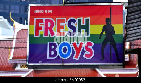 Schild oder Hinweis außen mit der Aufschrift „FRESH BOYS“ in Großbuchstaben in Patpong, Silom, Bangkok, Thailand, Asien. Das ist eine Go-Go-Bar. Stockfoto