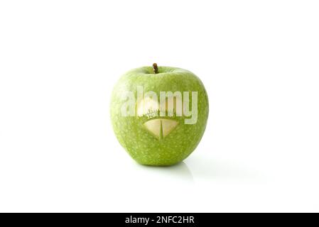 Apfel mit einem Herzen, das in der Mitte gefressen wurde, simuliert eine Skala mit Nummerierung und eine Nadel, die mit der Haut auf einem weißen Tisch und einem weißen isolierten Backgro gemacht wurde Stockfoto