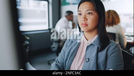 Geschäftsfrau, asiatische Frau und auf Tippen, Computer und Online-Terminkalender in modernen Büros fokussiert. Afroamerikanische Frau, Verwalterin und Angestellte bei Stockfoto