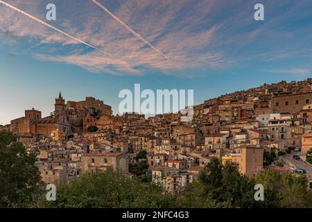 Das mittelalterliche Dorf Caccamo in der Abenddämmerung, Sizilien Stockfoto