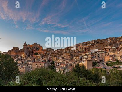 Das mittelalterliche Dorf Caccamo in der Abenddämmerung, Sizilien Stockfoto