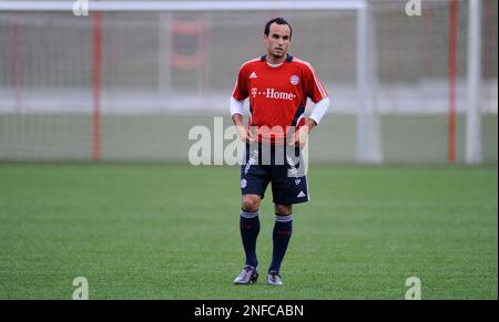 us-national-soccer-player-landon-timothy-donova-follows-a-a-training
