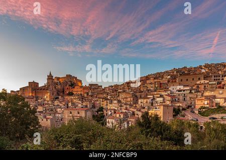 Das mittelalterliche Dorf Caccamo in der Abenddämmerung, Sizilien Stockfoto