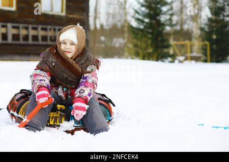 Traditioneller russischer Urlaub im frühen Frühjahr. Wir sehen den Winter. Mardi Gras. Familie mit Kindern im Winter im Park. Stockfoto