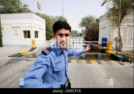 Bild ©lizenziert für Parsons Media. 13/07/2008. Dubai, Vereinigte Arabische Emirate. Al Rawdah Farms. Allgemeiner Blick auf den Wachmann vor dem Eingang von Al Rawdah Farms am Stadtrand von Dubai Bild von Andrew Parsons/Parsons Media Stockfoto