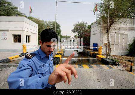 Bild ©lizenziert für Parsons Media. 13/07/2008. Dubai, Vereinigte Arabische Emirate. Al Rawdah Farms. Allgemeiner Blick auf den Wachmann vor dem Eingang von Al Rawdah Farms am Stadtrand von Dubai Bild von Andrew Parsons/Parsons Media Stockfoto