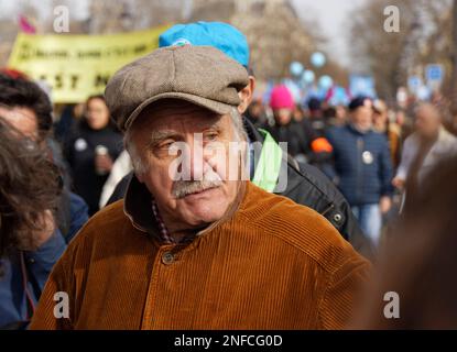 Paris, Frankreich. 16. Februar 2023. Noël Mamère nimmt an der Demonstration gegen die Rentenreform und das allmähliche Eintreten in den Ruhestand im Alter von 64 Jahren Teil. Stockfoto