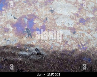 Öl auf der Wasseroberfläche erzeugt schöne Muster und Farben Stockfoto