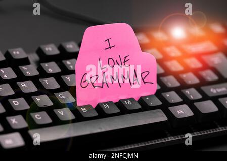 Schild mit der Aufschrift „I Love Grammar“, „Business Idea Act of Admiring System“ und „Structure of Language“ Stockfoto