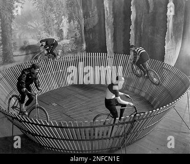 Schnell unterwegs - Zentrifugalkraft hält diese kühnen Radfahrer aufrecht - 1901 Stockfoto