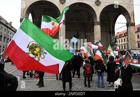 München, Deutschland. 17. Februar 2023. Demonstranten protestieren am Odeonsplatz gegen die iranische Regierung. Wieder einmal begleiten Proteste und Demonstrationen die Münchner Sicherheitskonferenz (MSC). Kredit: Felix Hörhager/dpa/Alamy Live News Stockfoto