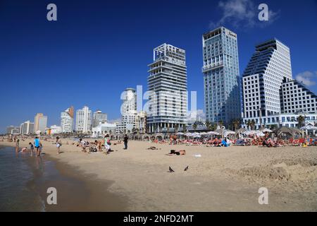 TEL AVIV, ISRAEL - 2. NOVEMBER 2022: Besucher besuchen Allenby Beach (auch bekannt als Jerusalem Beach) in Tel Aviv, Israel. Tel Aviv ist Wirtschaft und Technologie Stockfoto