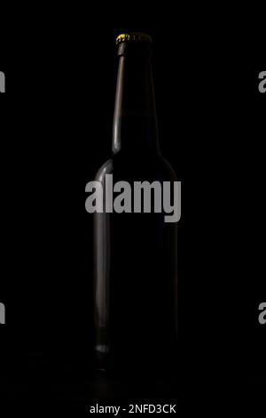 Eine Flasche Bier auf schwarzem Hintergrund. Stockfoto