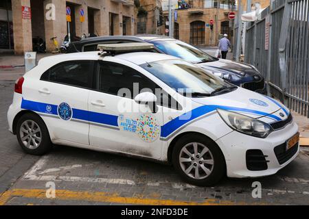 TEL AVIV, ISRAEL - 2. NOVEMBER 2022: Kia Rio Compact Police Car in Tel Aviv, Israel. Die israelische Polizei ist die Zivilpolizei Israels. Stockfoto