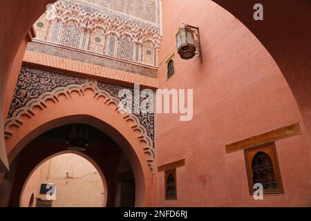 Medina (Altstadt) von Marrakesch, Marokko. Details des historischen Ben Youssef Madrasa und der Moschee. Stockfoto