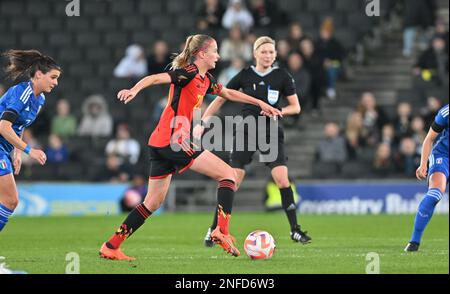 Milton Keynes, Vereinigtes Königreich, Donnerstag, 16. Februar 2023, Julie Biesmans aus Belgien in Aktion während eines Spiels zwischen Italien und der belgischen nationalen Frauenfußballmannschaft The Red Flames, in Milton Keynes, Vereinigtes Königreich, Donnerstag, 16. Februar 2023, erstes Spiel (von 3) beim Arnold Clark Cup, Ein einladendes Fußballturnier der Frauenvereinigung. BELGA FOTO DAVID CATRY Stockfoto