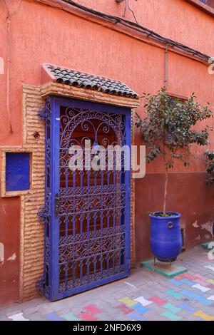 Straße in der Medina (Altstadt) von Marrakesch, Marokko. Versperrte Tür. Stockfoto